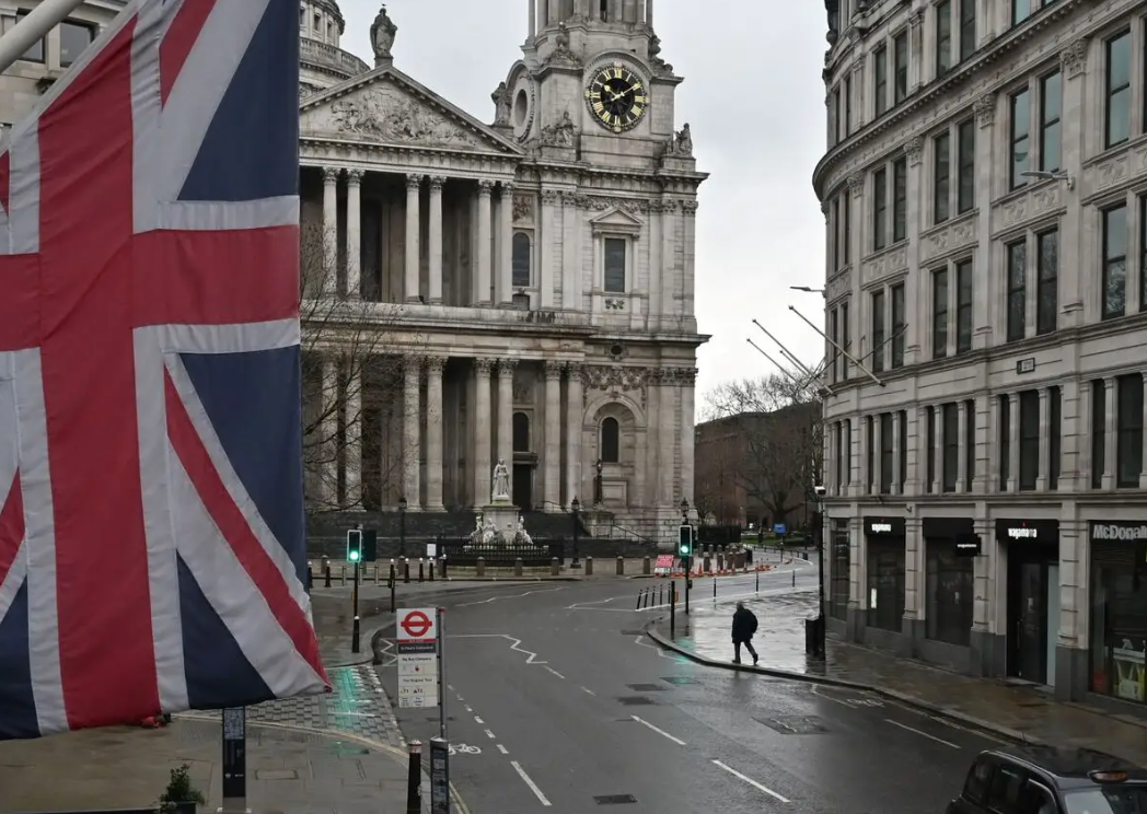 英国经济倒退危及政府支出计划可持续性