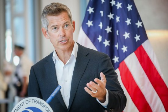 特朗普团队警告:政府停摆持续将导致更多航班