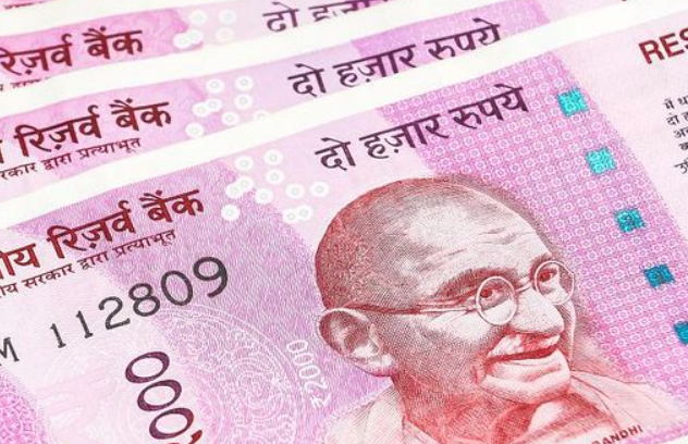 印度卢比一度跌至纪录新低 贸易不确定性和资金